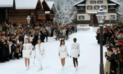 L'aéctrice espagnole Penelope Cruz (2E d) défile pour Chanel à Paris, le 5 mars 2019