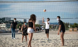 Partie de volleyball avec des masques sur la plage du Prado Ă Marseille, le 1er juin 2020