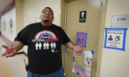 Jose Lara, doyen du lycée Santee, devant des toilettes accsessibles "à tous les genres", sur le campus à Los Angeles en Californie le 4 mai 2016