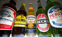 Photo prise le 13 octobre 2015 de bouteilles de bière Budweiser, Corona et Beck's du groupe Anheuser-Busch InBev et de bouteilles de Peroni et Bulmers propriétés de SABMiller