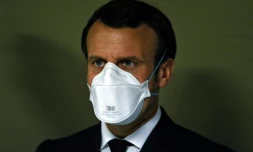 Le président français Emmanuel Macron porte un masque lors de la visite d'un hôpital militaire à Mulhouse (est de la France), le 25 mars  2020.
