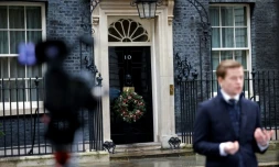 Un journaliste devant le 10 Downing Street à Londres, le 13 décembre 2020