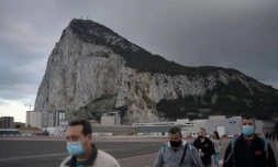 Des personnes traversent la frontiĂšre entre le territoire britannique de Gibraltar et l'Espagne, le 24 novembre 2020