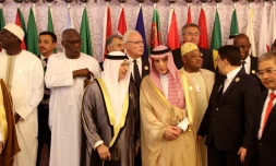 Le ministre d'Etat émirati des Affaires étrangères, Anwar Gargash (G) et son homologue saoudien Adel al-Jubeir (D), le 30 mai 2019 à Jeddah, en Arabie saoudite, lors d'une photo de famille des pays membres de l'Organisation de la conférence islamique (OCI)