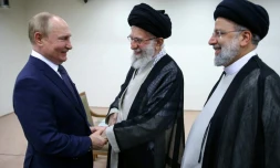 Photo transmise par les services du guide suprême iranien Ali Khamenei (C) le montrant en train d'accueillir le président russe Vladimir Poutine à Téhéran, le 19 juillet 2022