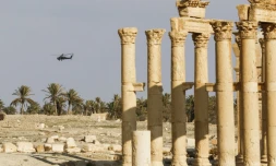 Un hélicoptÚre d'attaque survole le site détruit de Palmyre dans le centre de la Syrie, le 4 mars 2017