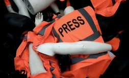 Des mannequins démembrés avec le bandeau "Presse" lors d'une manifestation marquant le premier anniversaire de la mort du journaliste saoudien Jamal Khashoggi, le 1er octobre 2019 à Neuilly-sur-Seine