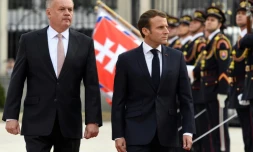 Le président français Emmanuel Macron (d) et son homologue slovaque Andrej Riska (g) passent en revue la garde d'honneur, le 26 novembre 2018 à Bratislava