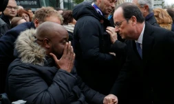 Le président Hollande s'entretient avec une victime des attentats de l'an dernier, lors d'une cérémonie du souvenir à l'extérieur du Stade de France, le 13 novembre 2016