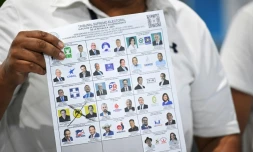 Un membre de la Cour suprême électorale du Guatemala pendant le dépouillement après l'élection présidentielle, le 25 juin 2023