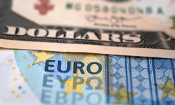 Vers 11 heures, le dollar perdait 1,70% contre le yen, 1,49% contre l'euro et 1,22% contre la livre.