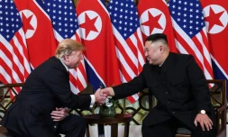 Donald Trump et Kim Jong Un se serrent la main au début de leur sommet à Hanoï