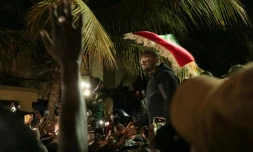 L'ex-Premier ministre sénégalais Ousmane Sonko, acclamé par ses partisans devant son domicile de Dakar après son limogeage, le 23 mai 2026