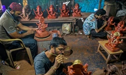 Le potier Yusuf Zakaria Galwani travaille  le 15 août 2020 dans son atelier du bidonville de Dharavi, à Bombay, sur des statuettes en terre cuite du dieu hindou Ganesh