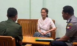 Photo non datée fournie par la junte birmane le 30 avril 2026 montrant Aung San Suu Kyi (au centre) dans un lieu non précisé.