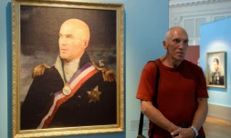 Un visiteur pose devant le portrait de Zinédine Zidane en habit de général du XIXe siècle réalisé par l'artiste italien Fabrizio Birimbelli, à l'Académie des Beaux Art de Saint-Pétersbourg,  le 20 juin 2018