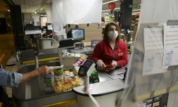 Une caissière dans un supermarché à Strasbourg, le 19 mars 2020