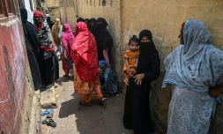 Des femmes enceintes attendent devant la clinique de la sage-femme Neha Mankani sur l'Ăźle de Baba, le 6 juin 2024 au Pakistan