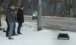 Sur ses six roues, le robot Wolt développé par Starship Technologies apporte un déjeuner à un client à Tallinn, la capitale estonienne, le 16 février 2017