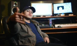 Le rappeur belge Hamza dans son studio d'enregistrement Ă Bruxelles, le 11 janvier 2016