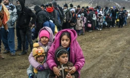 Des migrants et réfugiés attendent pour passer un barrage de sécurité aprÚs avoir franchi la frontiÚre macédonienne prÚs du village de Miratovac, en Serbie, le 26 janvier 2016