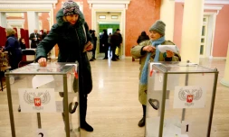 Des femmes mettent un bulletin dans l'urne dans un bureau de vote à Donetsk, région séparatiste d'Ukraine, le 11 novembre 2018