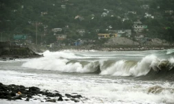 De fortes vagues avant lâarrivĂ©e de lâouragan Melissa dans le quartier de Caribbean Terrace, Ă Kingston, en JamaĂŻque, le 25 octobre 2025.