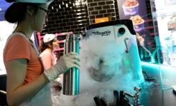 Une employée du magasin de glaces Nitrogénie, à Paris, le 4 août 2016