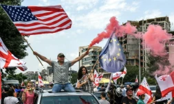 Des manifestants géorgiens brandissent des drapeaux américain et européen lors à Tbilissi le 24 juin 2019
