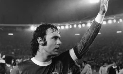 L'Allemagne et le monde du foot pleurent la disparition de Franz Beckenbauer, ici en communion avec le public aprĂšs la finale de la Coupe du monde, le 30 juin 1974 Ă Dusseldorf
