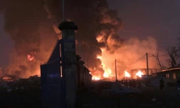 Cette photo extraite d'une vidéo de l'AFPTV du 18 décembre 2023 montre les flammes de l'incendie du principal dépôt de carburant de Conakry en Guinée