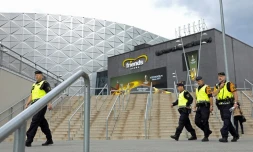 Une patrouille de la police mobilisée aux abords de la Friends Arena, le 23 mai 2017 à la veille de la finale de l'Europa League Manchester United-Ajax