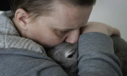 Lydie Imhoff serre dans ses bras sa lapine Lucky, dans son appartement vide à Besançon, à la veille de son départ pour une euthanasie en Belgique, le 30 janvier 2024