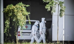 Des personnels soignants devant un hôpital où sont admis les patients atteints du Covid-19 près de Moscou, le 17 juin 2021