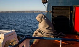 Un migrant enveloppé dans une couverture sur le pont du Sea-Watch peu avant l'arrivée du navire à Catane (Sicile), le 31 janvier 2019