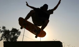 Une figure en skateboard sur la première piste ouverte à Bagdad, le 1er février 2025 en Irak