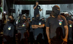 Des hommes masqués assurent le service d'ordre d'un meeting près de Cayenne, en Guyane française le 25 mars 2017