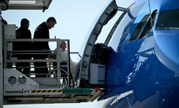 Le pape François en fauteuil roulant embarque à bord d'un avion à destinatin de la Mongolie, le 31 août 2023 à l'aéroport Fiumicino de Rome