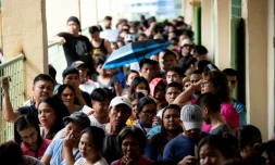 Des électeurs font la queue dans un bureau de vote à Manille, le 13 mai 2019