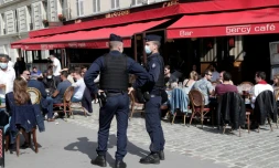 Des clients attablés en terrasse par une journée ensoleillée, à Paris, le 29 mai 2021