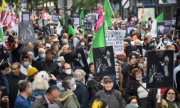 Des manifestants le 17 octobre 2021 dans les rues de Paris pour commémorer le massacre de plusieurs dizaines d'Algériens il y a 60 ans lors d'une manifestation