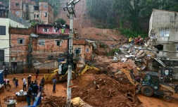 Des équipes de secours recherchent des victimes d'un glissement de terrain provoqué par de fortes pluies à Juiz de Fora, dans l'État du Minas Gerais, au Brésil, le 24 février 2026