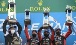 Le président de l'écurie Gazoo Racing, le Japonais Shiegeki Tomoyama (g), célèbre la victoire aux 24 Heures du Mans, de la Toyota N.7, pilotée par le Britannique Mike Conway, le Japonais Kamui Kobayashi et l'Argentin José Maria Lopez, le 22 août 2021