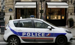 Une voiture de police est stationnée devant la bijouterie de luxe Chopard sur la place Vendôme à Paris après un vol à main armée, le 1er mars 2016
