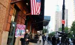 Devant le Tribeca Grill, restaurant de Robert de Niro, le 25 octobre 2018, à New York, où a été adressé un colis suspect à destination de l'acteur