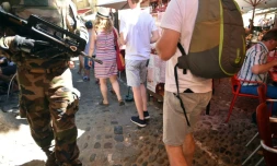 Un légionnaire armé au milieu des touristes le 2 août 2016 à Carcassonne