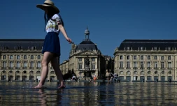 Une femme se rafraîchit en pleine vague de chaleur dans le "miroir d'eau" de Bordeaux le 8 août