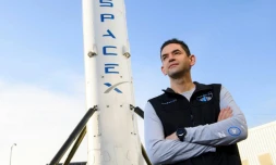Le milliardaire américain Jared Isaacman devant le premier étage d'une fusée Falcon 9 de Space X, le 2 février 2021 à Hawthorne, en Californie