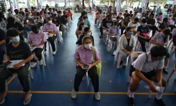 Des lycéens attendent pour se faire vacciner contre le coronavirus à Bangkok, en Thaïlande, le 4 octobre 2021