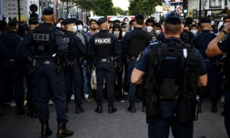 Les forces de l'ordre font face aux migrants lors de l'évacuation de leur campement à Aubervilliers le 29 juillet 2020